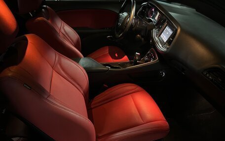 Dodge Challenger III рестайлинг 2, 2019 год, 4 500 000 рублей, 4 фотография