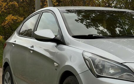 Hyundai Solaris II рестайлинг, 2015 год, 900 000 рублей, 1 фотография