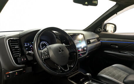 Mitsubishi Outlander III рестайлинг 3, 2021 год, 2 680 000 рублей, 16 фотография