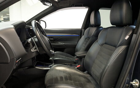 Mitsubishi Outlander III рестайлинг 3, 2021 год, 2 680 000 рублей, 20 фотография