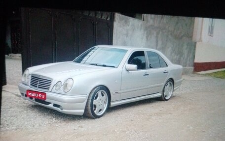 Mercedes-Benz E-Класс, 1996 год, 750 000 рублей, 1 фотография