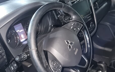 Mitsubishi Outlander III рестайлинг 3, 2018 год, 2 350 000 рублей, 7 фотография