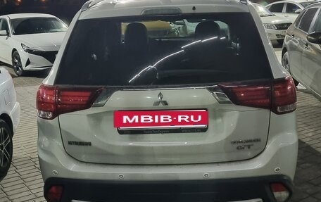 Mitsubishi Outlander III рестайлинг 3, 2018 год, 2 350 000 рублей, 5 фотография