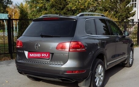 Volkswagen Touareg III, 2011 год, 1 750 000 рублей, 2 фотография