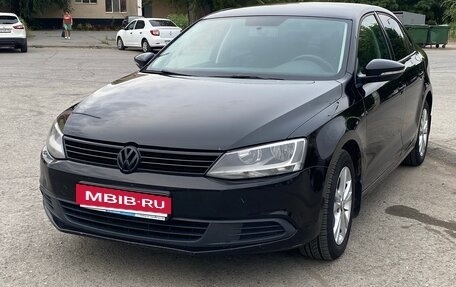Volkswagen Jetta VI, 2011 год, 815 000 рублей, 2 фотография