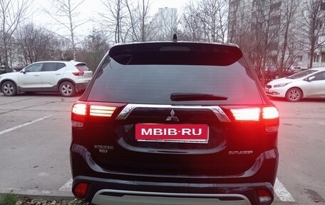 Mitsubishi Outlander III рестайлинг 3, 2017 год, 1 800 000 рублей, 5 фотография