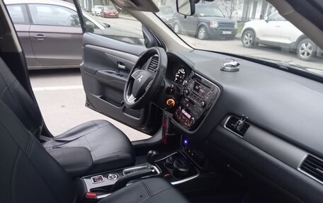 Mitsubishi Outlander III рестайлинг 3, 2017 год, 1 800 000 рублей, 13 фотография