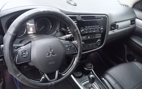 Mitsubishi Outlander III рестайлинг 3, 2017 год, 1 800 000 рублей, 15 фотография