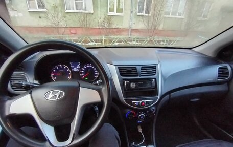 Hyundai Solaris II рестайлинг, 2011 год, 800 000 рублей, 9 фотография