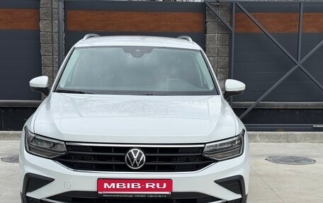 Volkswagen Tiguan II, 2020 год, 2 250 000 рублей, 2 фотография