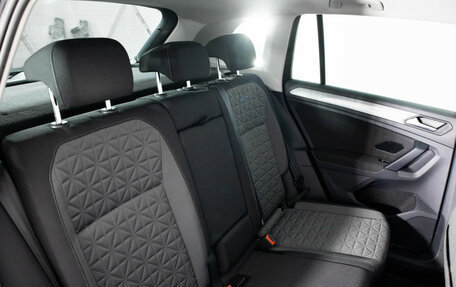 Volkswagen Tiguan II, 2021 год, 2 499 000 рублей, 13 фотография