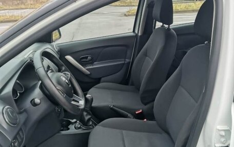 Renault Logan II, 2019 год, 780 000 рублей, 25 фотография