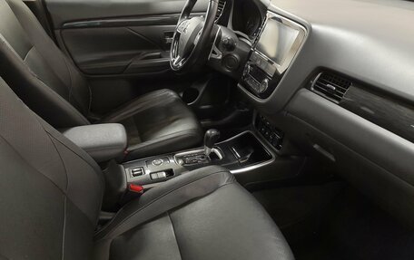 Mitsubishi Outlander III рестайлинг 3, 2017 год, 2 522 000 рублей, 14 фотография