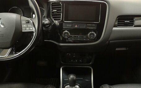 Mitsubishi Outlander III рестайлинг 3, 2017 год, 2 522 000 рублей, 15 фотография