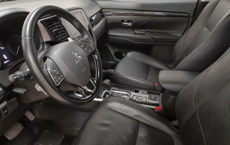 Mitsubishi Outlander III рестайлинг 3, 2017 год, 2 522 000 рублей, 12 фотография