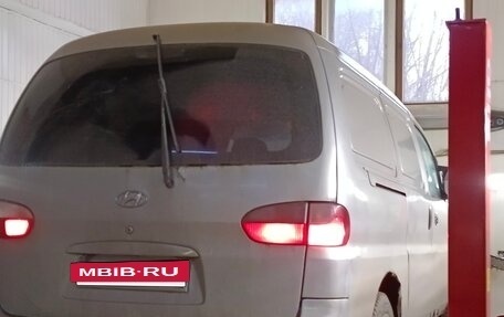 Hyundai H-1 II рестайлинг, 2001 год, 350 000 рублей, 4 фотография