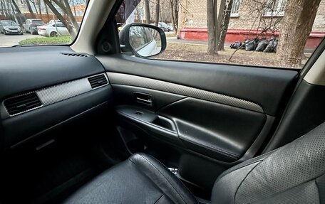 Mitsubishi Outlander III рестайлинг 3, 2013 год, 1 880 000 рублей, 15 фотография