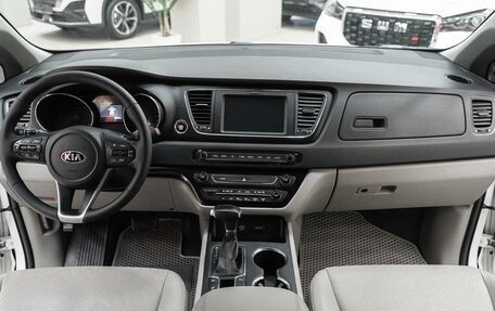 KIA Carnival III, 2018 год, 2 599 000 рублей, 9 фотография