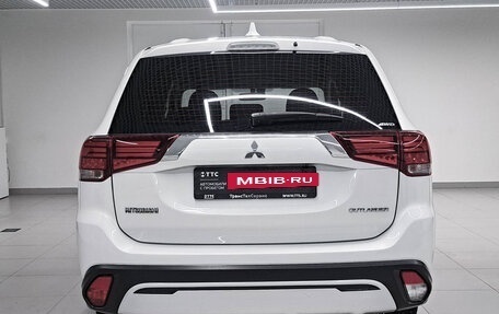 Mitsubishi Outlander III рестайлинг 3, 2018 год, 1 850 000 рублей, 10 фотография