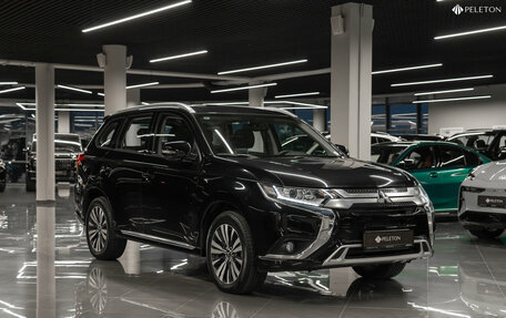 Mitsubishi Outlander III рестайлинг 3, 2022 год, 3 180 000 рублей, 2 фотография
