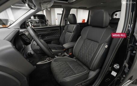 Mitsubishi Outlander III рестайлинг 3, 2022 год, 3 180 000 рублей, 9 фотография