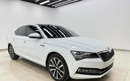 Skoda Superb III рестайлинг, 2022 год, 1 730 000 рублей, 1 фотография