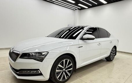 Skoda Superb III рестайлинг, 2022 год, 1 730 000 рублей, 3 фотография