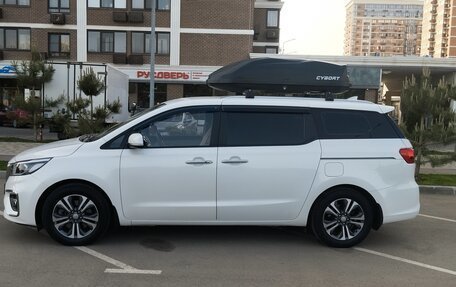 KIA Carnival III, 2018 год, 2 380 000 рублей, 10 фотография