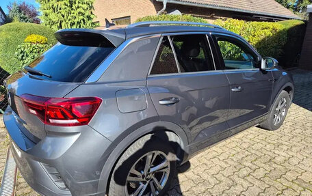 Volkswagen T-Roc I, 2023 год, 3 370 000 рублей, 2 фотография