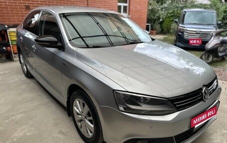Volkswagen Jetta VI, 2013 год, 1 110 000 рублей, 2 фотография