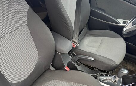 Hyundai Solaris II рестайлинг, 2012 год, 21 фотография