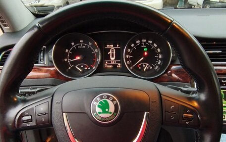 Skoda Superb III рестайлинг, 2012 год, 900 000 рублей, 23 фотография