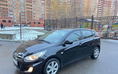 Hyundai Solaris II рестайлинг, 2011 год, 820 000 рублей, 2 фотография