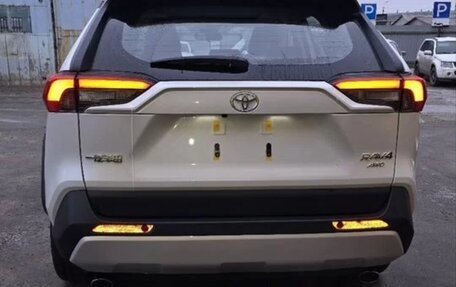 Toyota RAV4, 2025 год, 3 950 000 рублей, 6 фотография