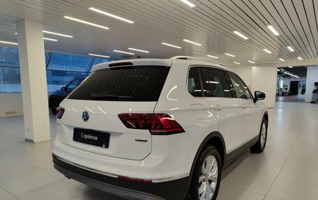 Volkswagen Tiguan II, 2018 год, 2 435 000 рублей, 2 фотография