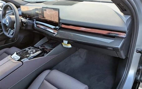 BMW 5 серия, 2025 год, 12 430 000 рублей, 13 фотография