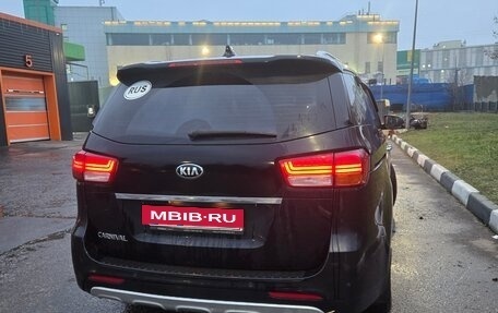 KIA Carnival III, 2017 год, 2 200 000 рублей, 2 фотография