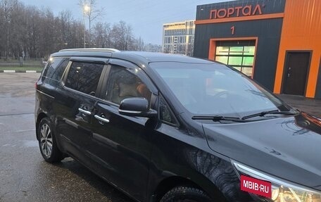 KIA Carnival III, 2017 год, 2 200 000 рублей, 3 фотография