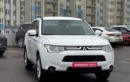 Mitsubishi Outlander III рестайлинг 3, 2013 год, 1 990 000 рублей, 2 фотография