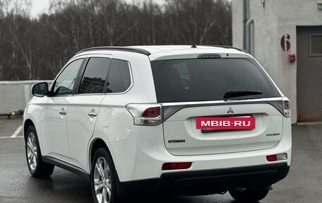 Mitsubishi Outlander III рестайлинг 3, 2013 год, 1 990 000 рублей, 10 фотография