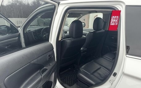 Mitsubishi Outlander III рестайлинг 3, 2013 год, 1 990 000 рублей, 13 фотография