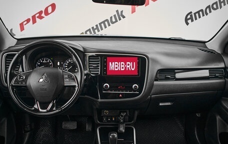Mitsubishi Outlander III рестайлинг 3, 2021 год, 2 580 000 рублей, 10 фотография