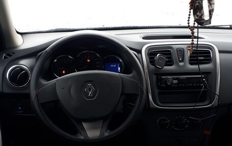 Renault Logan II, 2017 год, 650 000 рублей, 3 фотография