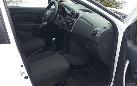 Renault Logan II, 2017 год, 650 000 рублей, 5 фотография