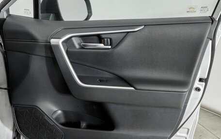 Toyota RAV4, 2020 год, 2 990 000 рублей, 21 фотография