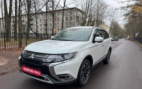 Mitsubishi Outlander III рестайлинг 3, 2022 год, 2 995 000 рублей, 2 фотография