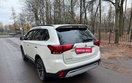 Mitsubishi Outlander III рестайлинг 3, 2022 год, 2 995 000 рублей, 4 фотография