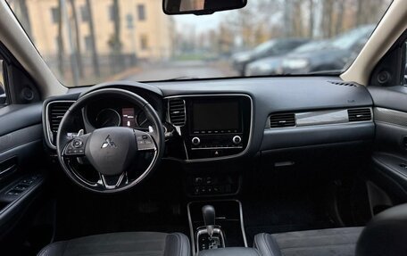 Mitsubishi Outlander III рестайлинг 3, 2022 год, 2 995 000 рублей, 10 фотография