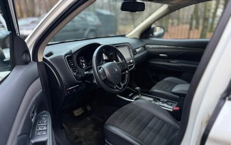 Mitsubishi Outlander III рестайлинг 3, 2022 год, 2 995 000 рублей, 9 фотография