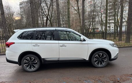 Mitsubishi Outlander III рестайлинг 3, 2022 год, 2 995 000 рублей, 7 фотография